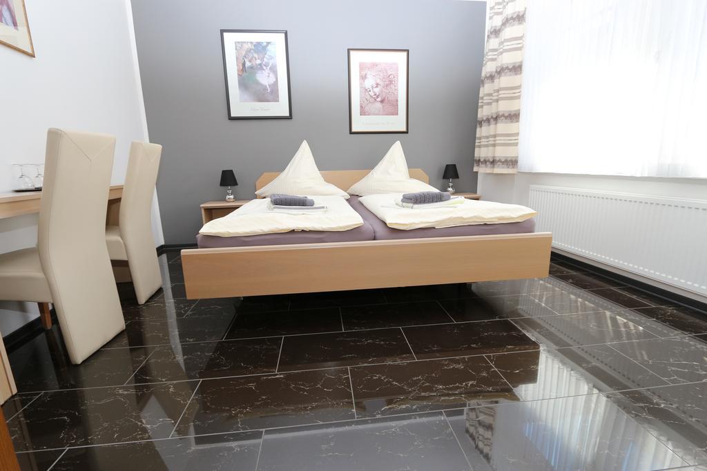 Gaestehaus Am Roemerbad Цел ан дер Мозел Екстериор снимка