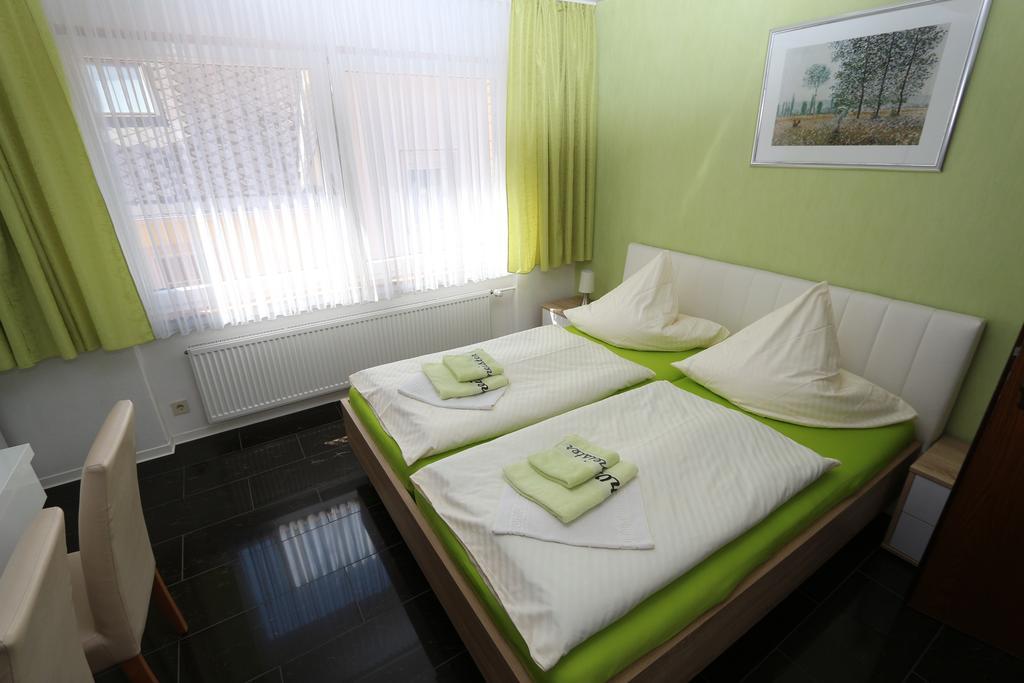 Gaestehaus Am Roemerbad Цел ан дер Мозел Екстериор снимка